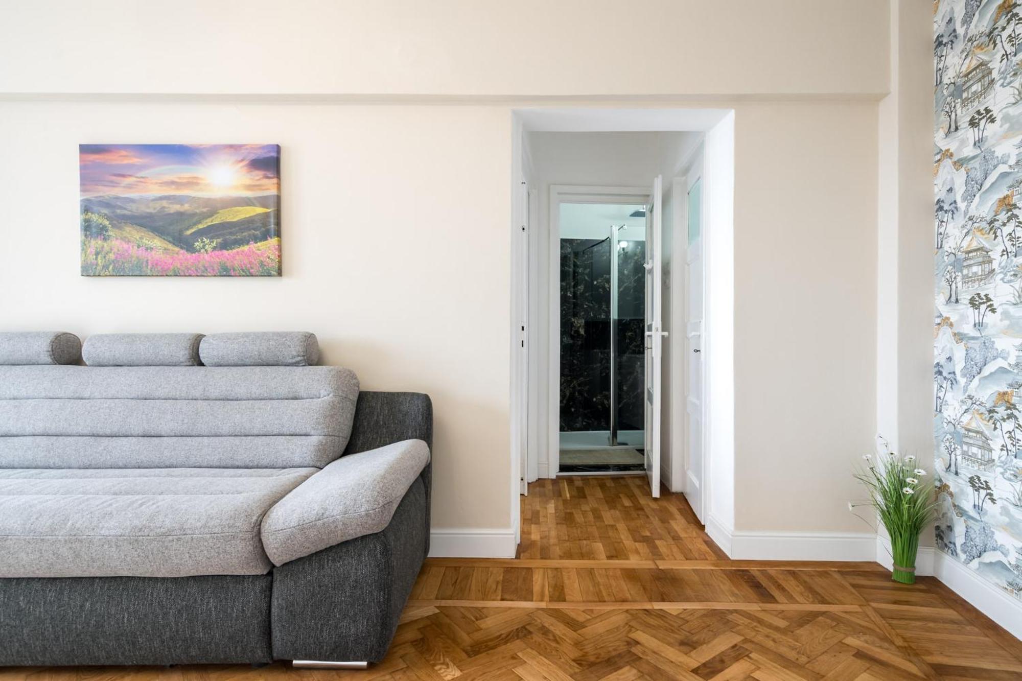 City View Apartment With Private Balcony Bucharest Exterior photo