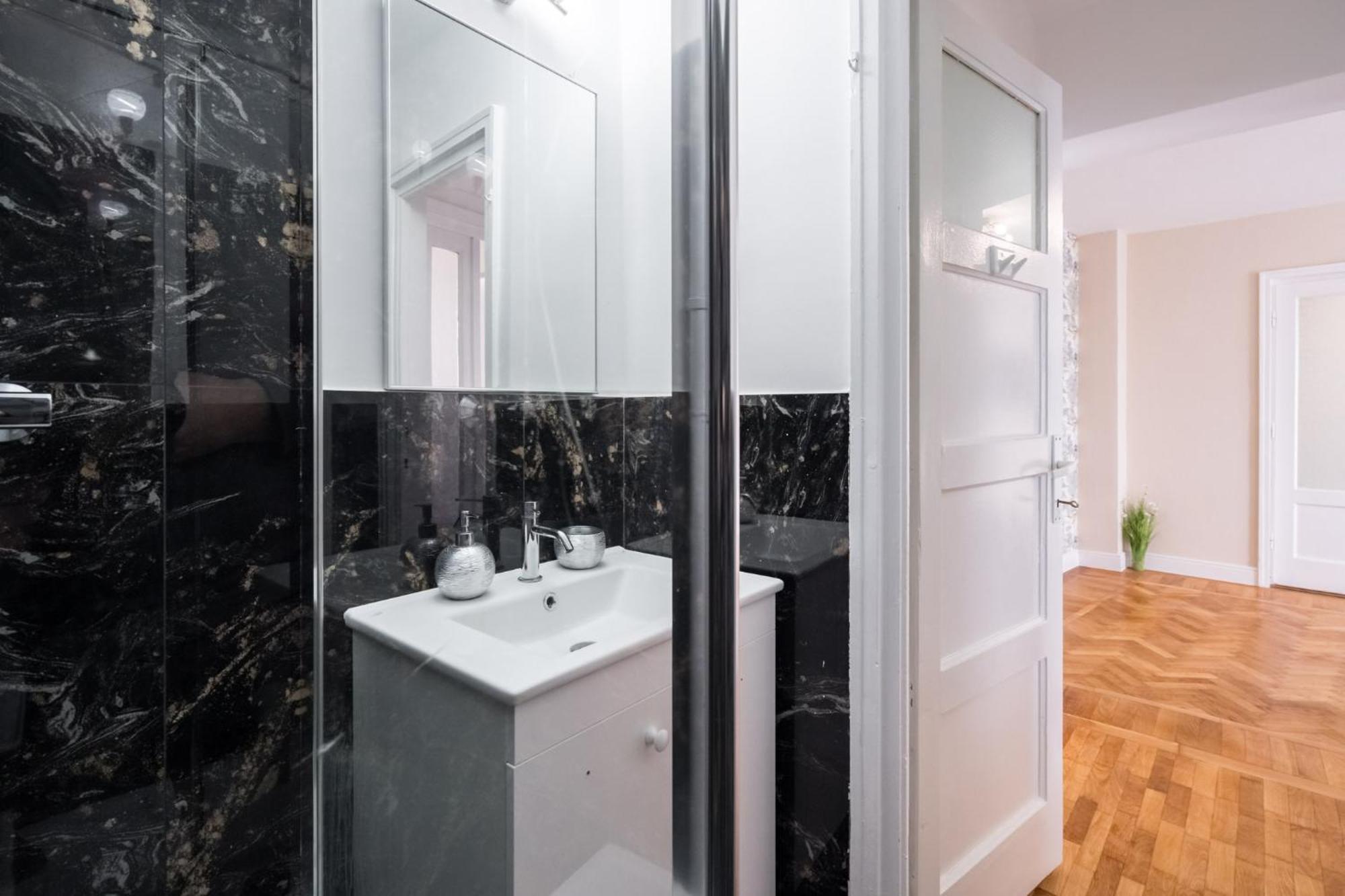 City View Apartment With Private Balcony Bucharest Exterior photo